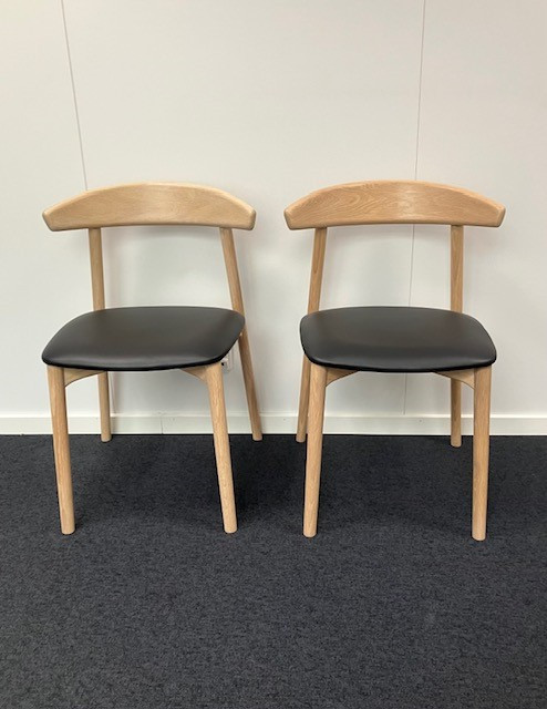 Spisestuestole Sort Læder/Eg (2 stk. sætpris) Udstillingsmodel