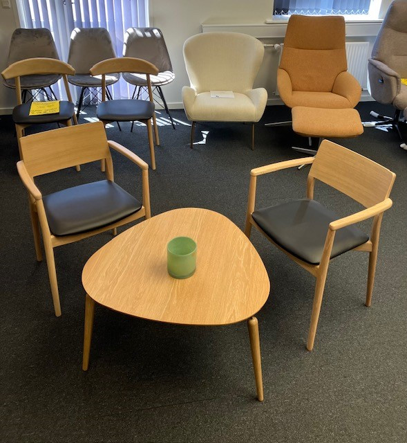 Spisestuestole M/Armlæn Sort Læder/Eg (2 stk. sætpris) Udstillingsmodel