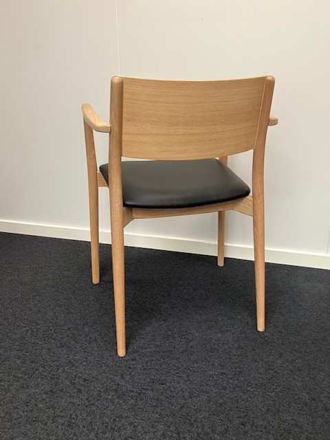 Spisestuestole M/Armlæn Sort Læder/Eg (2 stk. sætpris) Udstillingsmodel