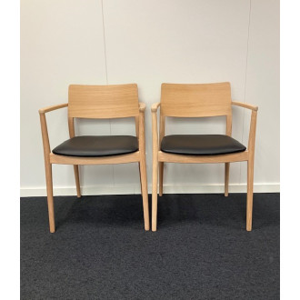 Spisestuestole M/Armlæn Sort Læder/Eg (2 stk. sætpris) Udstillingsmodel