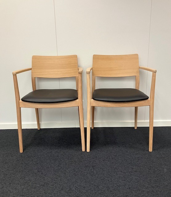 Spisestuestole M/Armlæn Sort Læder/Eg (2 stk. sætpris) Udstillingsmodel