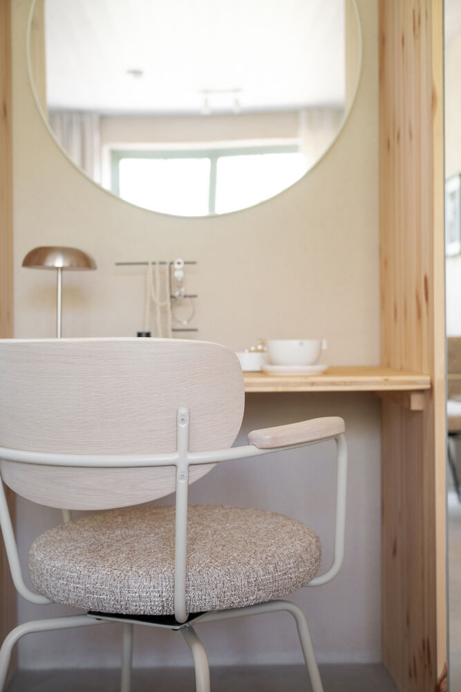 Merrick spisebordsstol med drej, beige stel og træ ryglæn