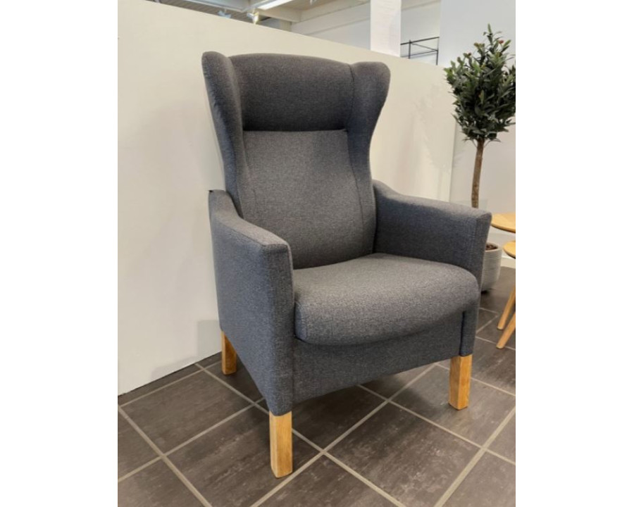 Milos øreklapstol i grå stof med vip Udstillingsmodel