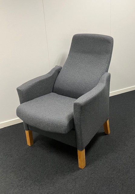 Milos hvilestol i grå stof Udstillingsmodel