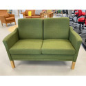 Milos 2 pers. sofa i grønt stof Udstillingsmodel