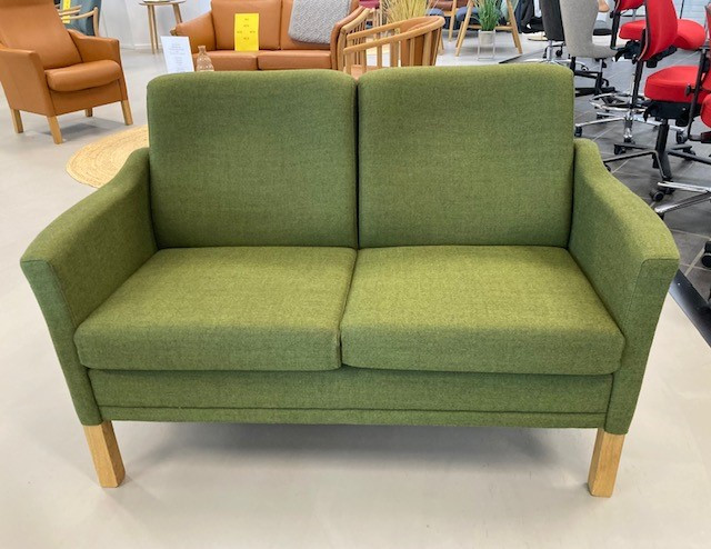 Milos 2 pers. sofa i grønt stof Udstillingsmodel