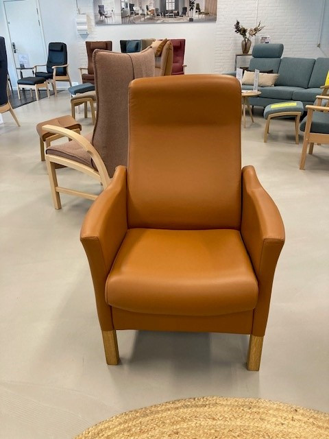 Milos lænestol med vip i Cognac læder - Udstillingsmodel