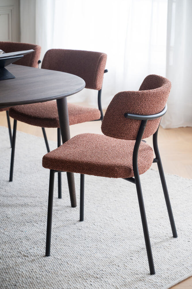 Herbster spisebordsstol i rødt stof med sorte ben