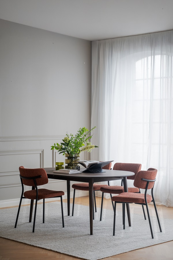 Herbster spisebordsstol i rødt stof med sorte ben