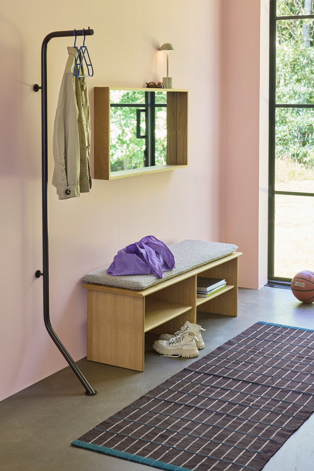 Layer bænk i FSC-certificeret træ med polstret sæde - natur