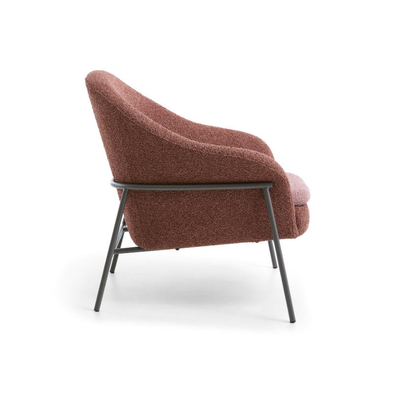 Reece lounge stol i brick red stof