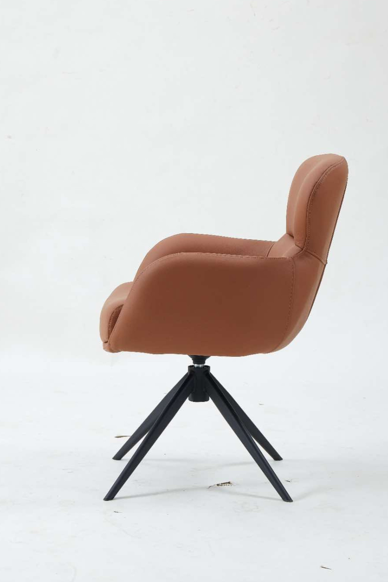 Benjamin spisebordsstol i sort eller brun læder