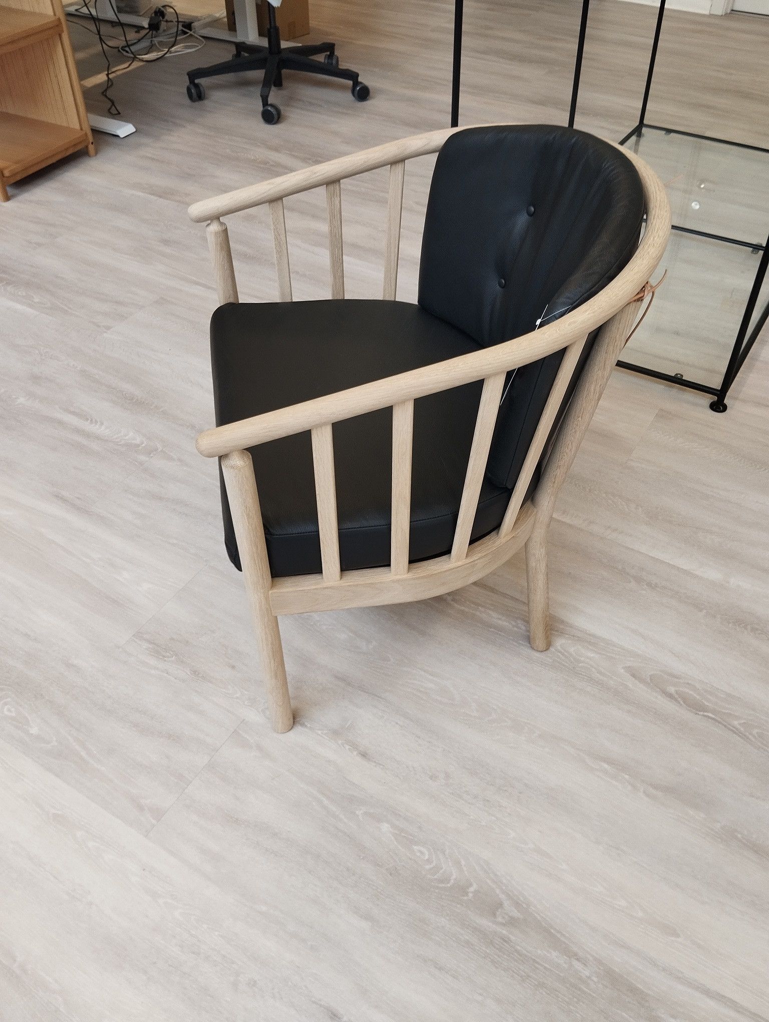 Bella Eg/sort læder - UDSTILLINGSMODEL - Kun 2 stk.