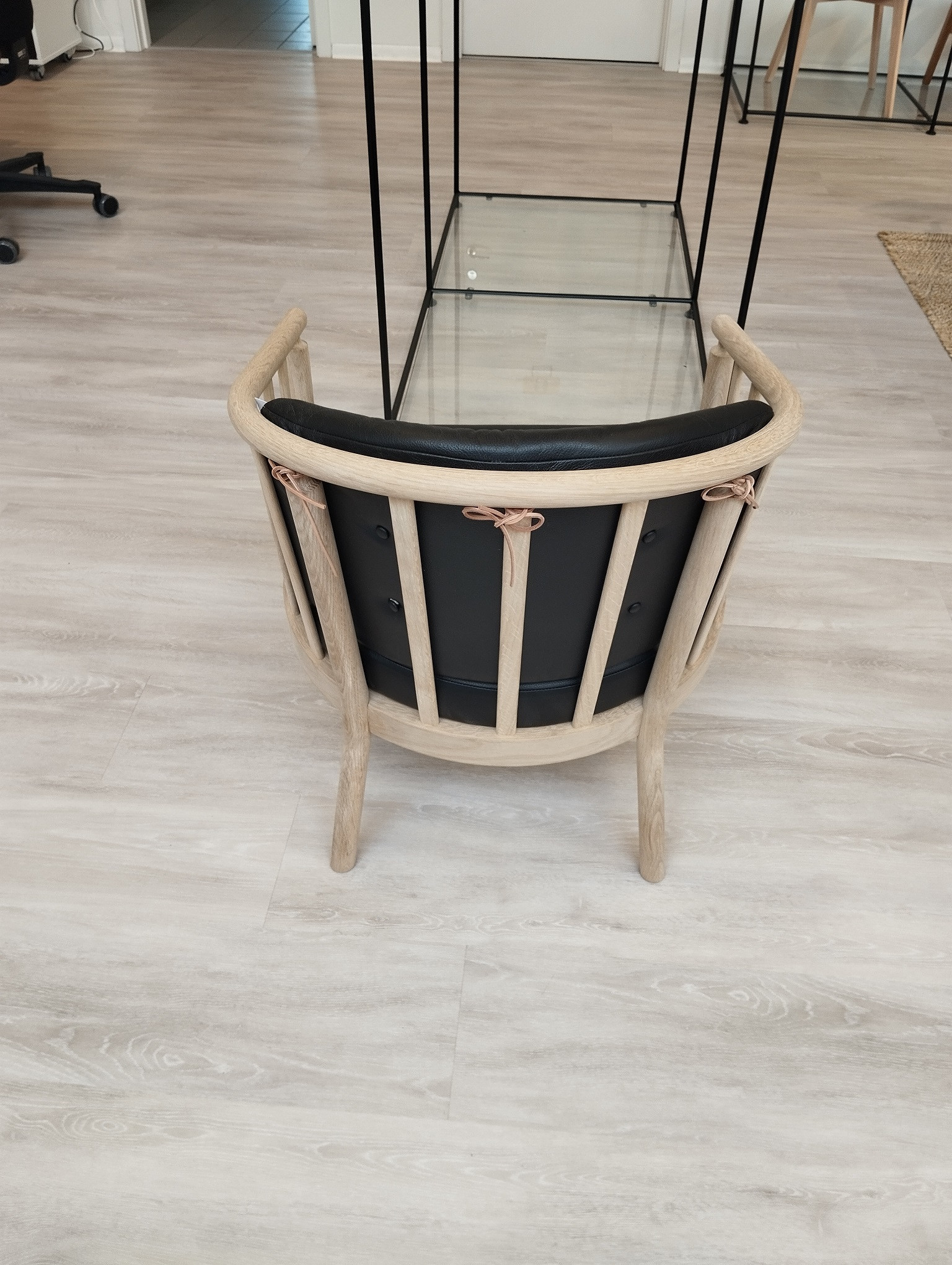 Bella Eg/sort læder - UDSTILLINGSMODEL - Kun 2 stk.