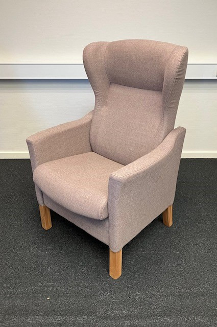 Milos øreklapstol i beige stof med vip Udstillingsmodel