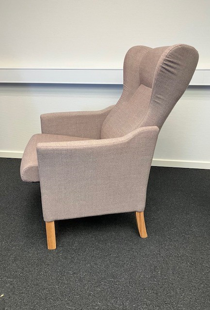 Milos øreklapstol i beige stof med vip Udstillingsmodel