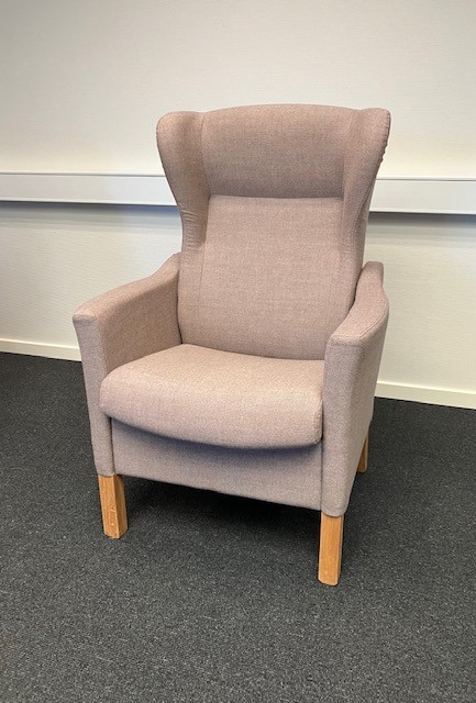 Milos øreklapstol i beige stof med vip Udstillingsmodel